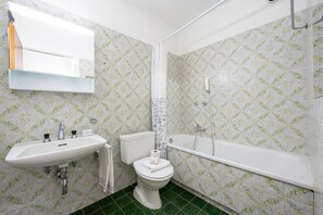 家庭公寓, 1 间卧室, 阳台 (Lido apartment) | 浴室 | 浴缸、吹风机、毛巾、肥皂