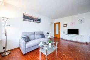 Appartement familial, plusieurs chambres (Lido apartment) | Aire de séjour | Téléviseur connecté de 21 po avec télévision par câble, téléviseur