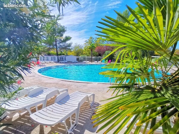 Alberca al aire libre y alberca climatizada