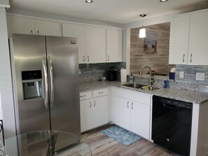 Fridge, microwave, oven, stovetop - Beautiful Island Condo - 5 minutes from Anna Maria Island (Bradenton)