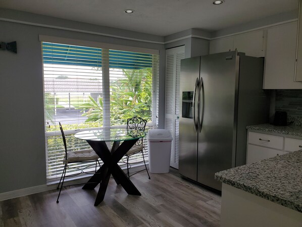 Fridge, microwave, oven, stovetop - Beautiful Island Condo - 5 minutes from Anna Maria Island (Bradenton)