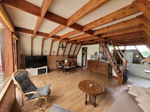 TV, DVD player, stereo - Pretty atypical chalet by the sea with a 2500 m² garden (Ver-sur-Mer)