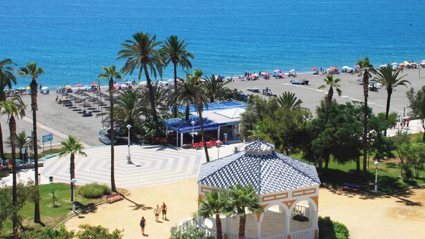 A beach with palm trees, a gazebo, and a beachside restaurant. - Villa La Noria, 15 Pers, Pool, view of the ocean and the Andalusian mountains (AN)