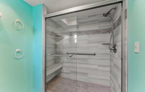 Shower, hair dryer, towels, soap - Dolphin Villa Relaxing 3BR Pool Home in SE Cape Coral (Cape Coral)