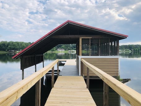 Property grounds. Lakehouse in the heart of Georgia with huge backyard