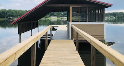 Lakehouse in the heart of Georgia with huge backyard