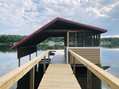 Lakehouse in the heart of Georgia with huge backyard