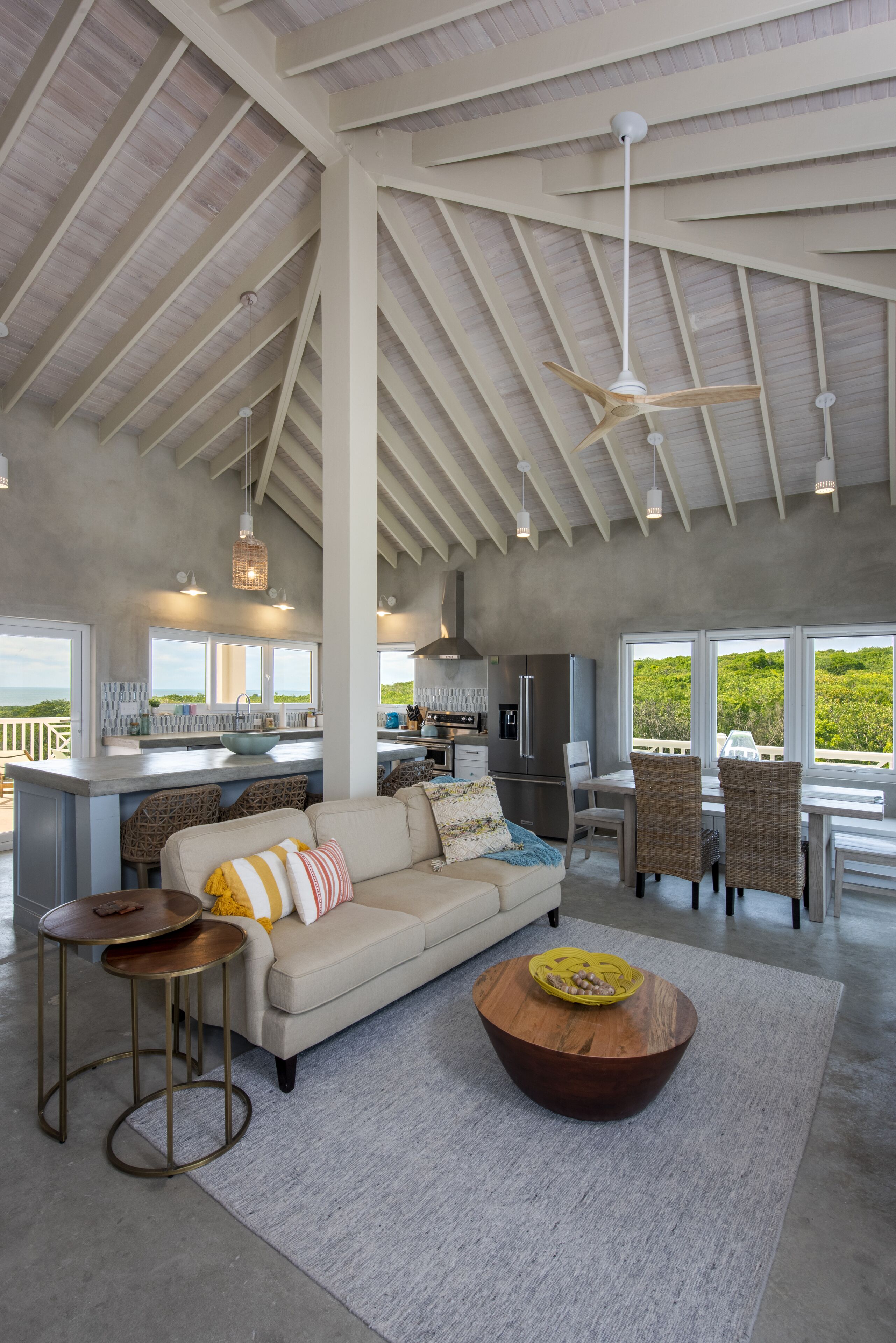 تلفزيون ذكي، ألعاب فيديو، مشغل دي في دي،  مكبرات الصوت الذكية