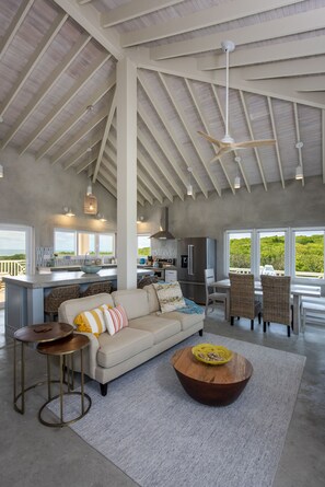 تلفزيون ذكي، ألعاب فيديو، مشغل دي في دي،  مكبرات الصوت الذكية