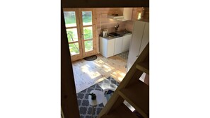 Een koelkast, een microgolfoven, een oven, een kookplaat