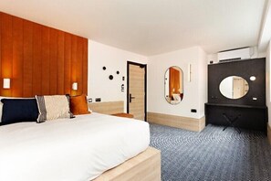 Premium bedding, blackout curtains, iron/ironing board, free WiFi - The Snug Townhouse (Galway)