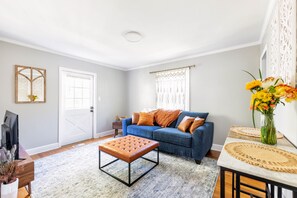 Living area - Charming & Warm Apartment in Great Location! (Murfreesboro)