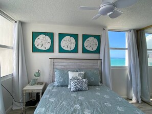 3 soverom, skrivebord, strykejern/-brett og reiseseng for barn