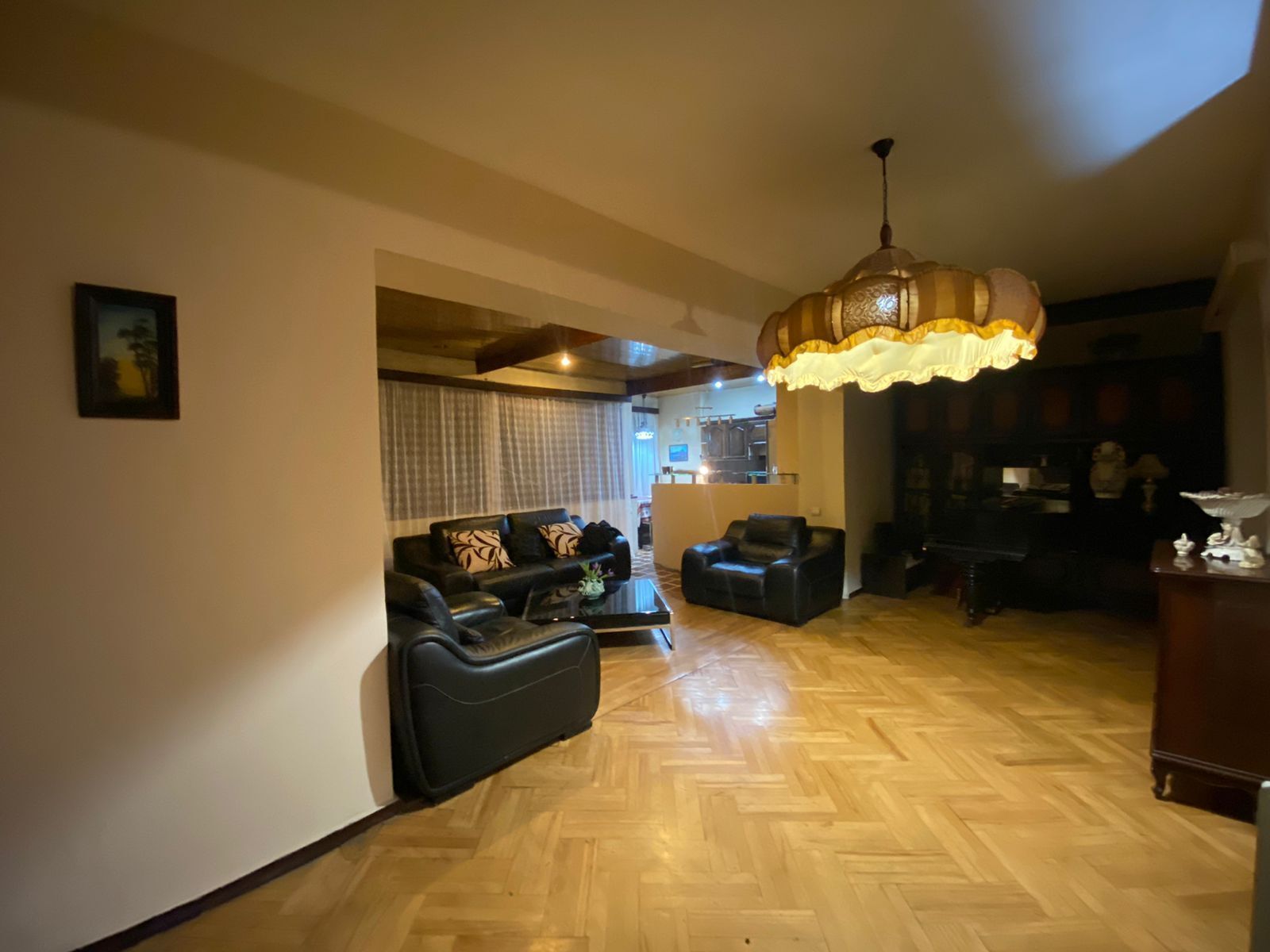 Een smart-tv en een computerscherm