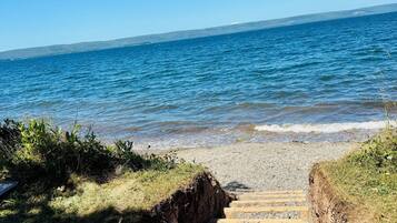 In Strandnähe, Liegestühle, Strandtücher