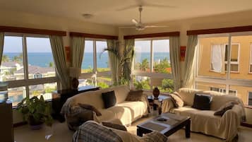 Premier-Apartment | Wohnbereich | 24-Zoll-Smart-TV mit Digitalempfang, Fernseher