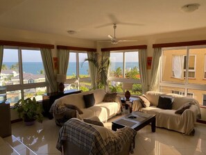 프리미어 아파트 | 거실 공간 | 디지털 채널 시청이 가능한 24인치 스마트 TV, TV