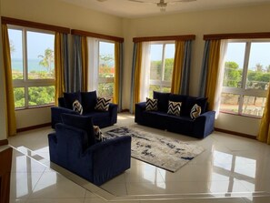 Leilighet – premium | Oppholdsområde | En 24-tommers smart-TV med digitale kanaler samt TV