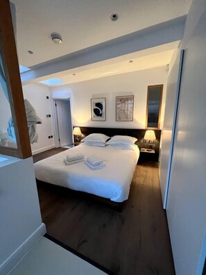 Apartment, 1 King Bed with Sofa bed - Design Led 1 bed in Cosmopolitan Queens Park (London)