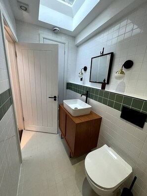 Apartment, 1 King Bed with Sofa bed | Bathroom | Shower, hair dryer, towels - Design Led 1 bed in Cosmopolitan Queens Park (London)