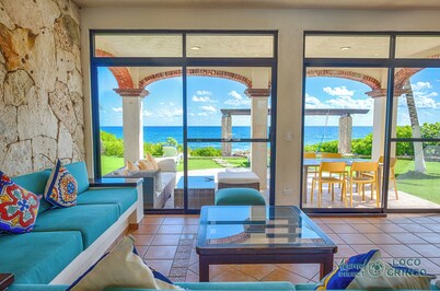 Oceanfront vacation villa with amazing views, AC, and WiFi!
