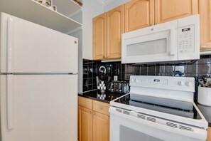 Wasserkocher mit Kaffee-/Teezubehör, Kühlschrank, Mikrowelle, Ofen
