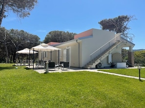 Outdoor dining - Casa Kia- Dog Friendly ! excliusive fenced garden in pine forest - sea at 3min. (VALLEDORIA - SS)