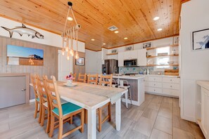 Dining - Gorgeous, pet friendly, coastal cottage within walking distance to the restauran (Port Aransas)