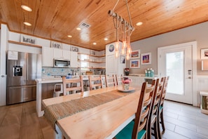 Fridge, microwave, oven, stovetop - Gorgeous, pet friendly, coastal cottage within walking distance to the restauran (Port Aransas)