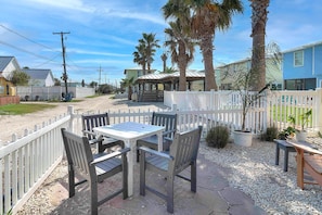Outdoor dining - Gorgeous, pet friendly, coastal cottage within walking distance to the restauran (Port Aransas)
