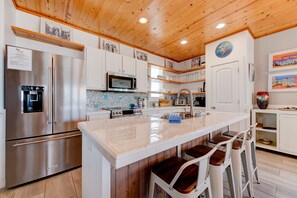 Fridge, microwave, oven, stovetop - A tropical oasis: Pet Friendly Community Pool Gas and Charcoal Grill (Port Aransas)