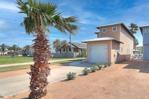 Property grounds - Gorgeous, pet friendly, coastal cottage within walking distance to the restauran (Port Aransas)