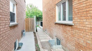 Unclassified image, 3 of 20, button - Mississauga Sweet Basement For Family (Mississauga)