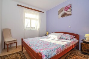 2 bedrooms, iron/ironing board, WiFi, bed sheets