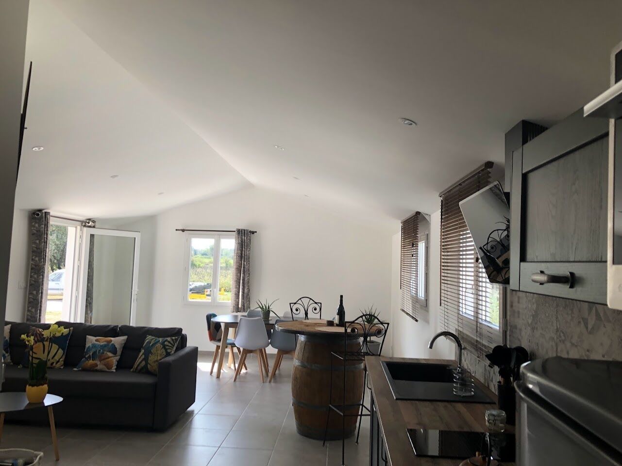 Cottage between sea and scrubland