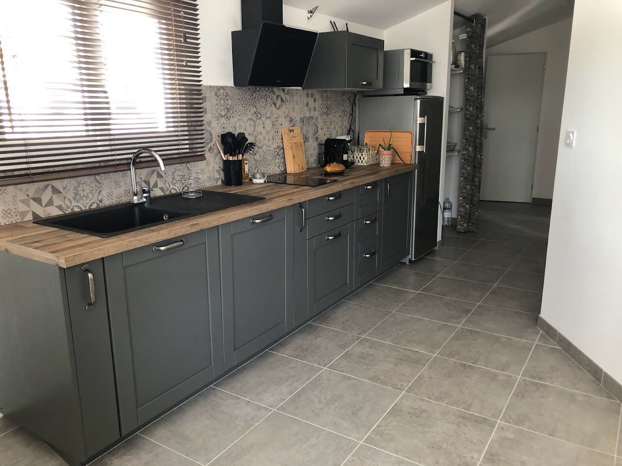 Cottage between sea and scrubland