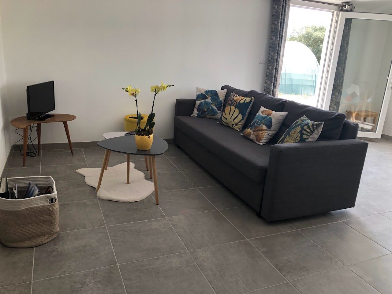 Cottage between sea and scrubland