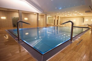 Un sauna, una bañera de hidromasaje, baño turco, aromaterapia