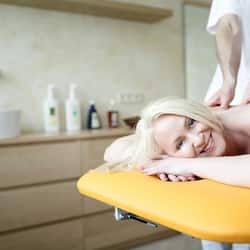 Sauna, tina de hidromasaje, baño de vapor y aromaterapia