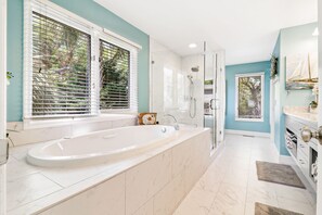 Bathtub, hair dryer, towels - Amazing Oceanfront Palmetto Dunes home with private pool, spa and beach path. (Hilton Head Island)