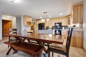 Condo, 3 Bedrooms | Dapur peribadi | Peti sejuk, ketuhar, pembancuh kopi/teh 