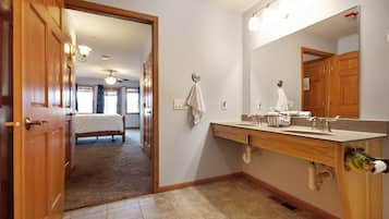 Condo, 3 Bedrooms | Bathroom | Towels, shampoo