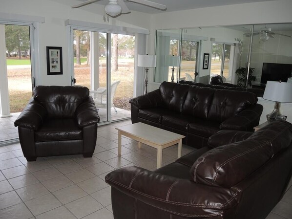 Condo, 1 quarto | Sala de estar | TV