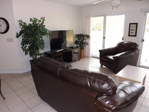 Villa, 2 slaapkamers | Woonkamer | Een televisie
