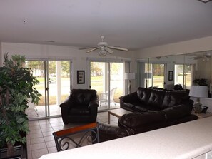 Biệt thự, 2 phòng ngủ | Phòng khách | TV 