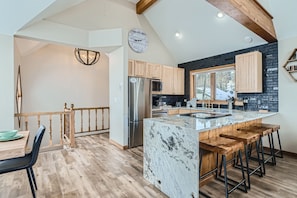 Maison, 3 chambres | Cuisine privée | Réfrigérateur, un four, surface de cuisson, cafetiÚre-théiÚre