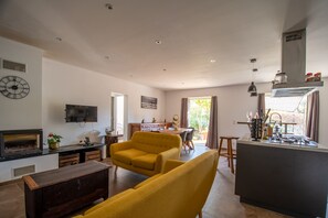 TV, fireplace
