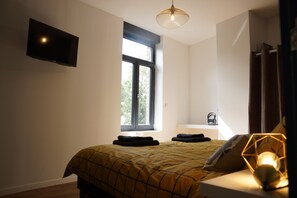 3 chambres, bureau, fer et planche à repasser, lit parapluie