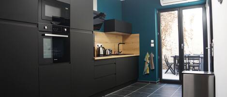 Kühlschrank, Mikrowelle, Ofen, Herdplatte