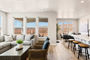 TV, video games, Hulu, streaming services - Paseos Poolhouse: Pool + Lazy River + Waterslide (Washington)